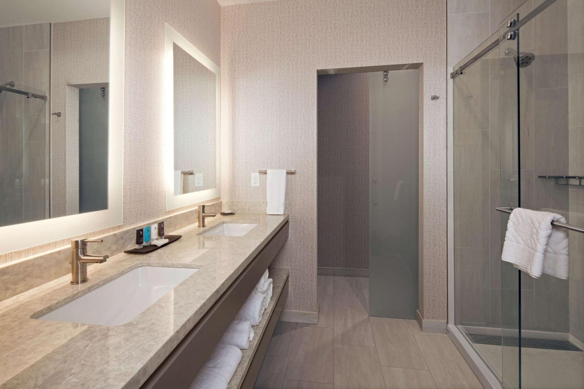 H Angeles, Curio Collection By Hilton Los Angeles